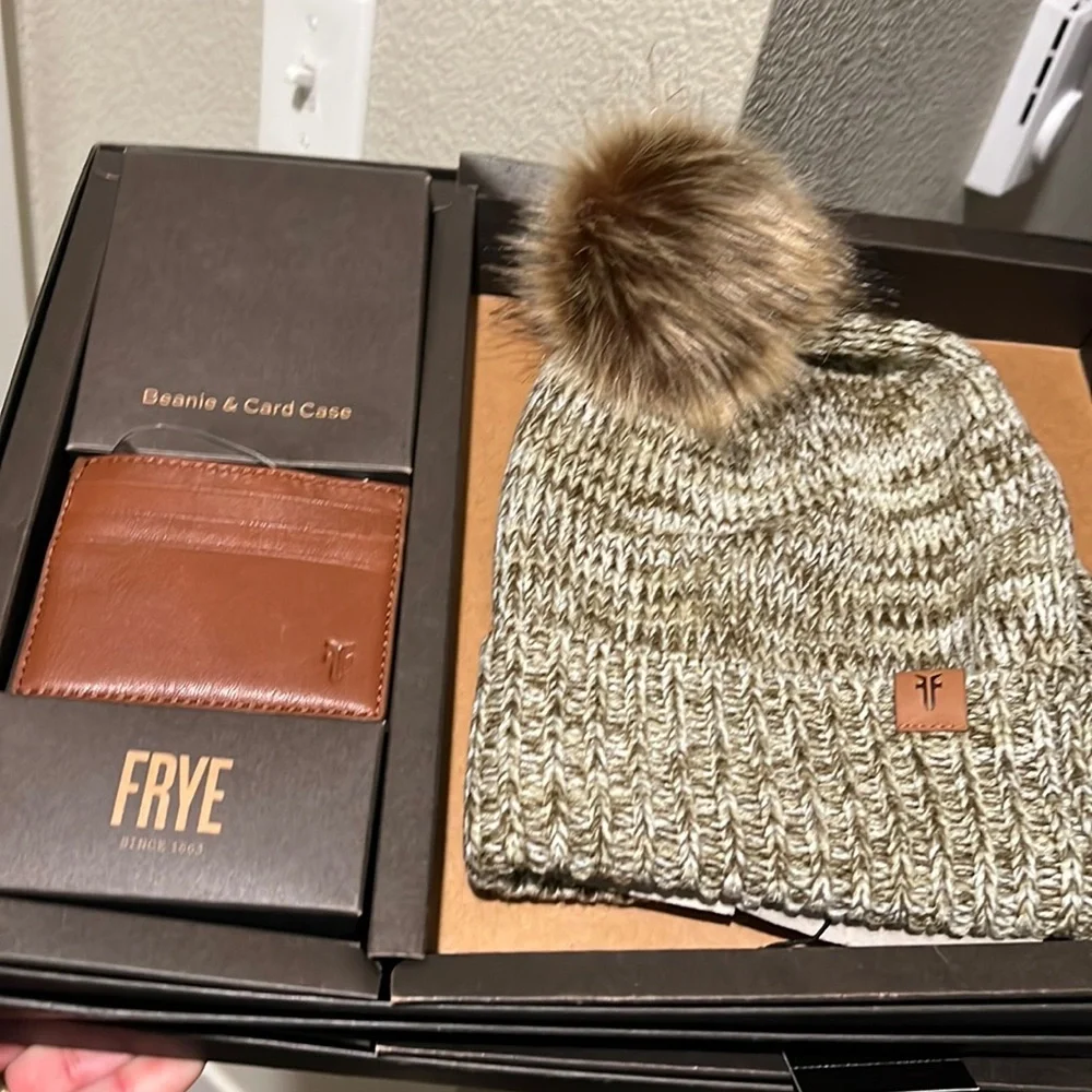NIB Frye Genuine Leather CARD WALLET & BEANIE Brown & White Hat NEW IN BOX - Picture 1 of 6